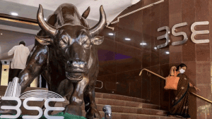 Stock Market: सेंसेक्स में 486 अंकों की गिरावट, निफ्टी 15,750 के नीचे बंद