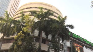 Stock Market: FIIs से आउटफ्लो के बीच सेंसेक्स और निफ्टी की सुस्त शुरुआत, मुनाफे के लिए इन शेयरों पर लगाएं दांव