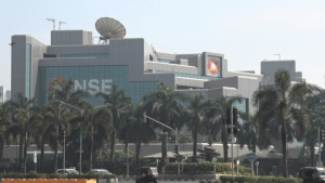 शेयर बाजार की 4 दिनों की गिरावट पर लगा ब्रेक, Nifty 15,700 के पार बंद