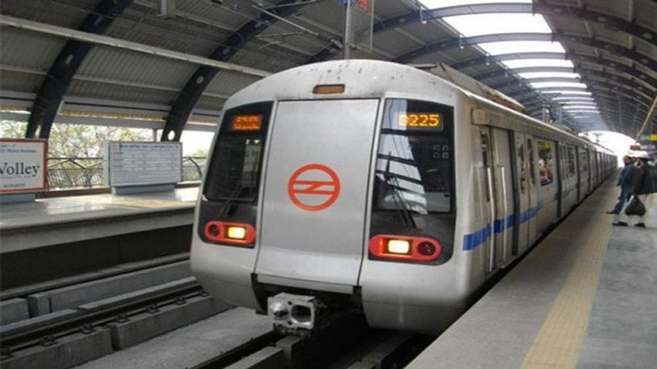 delhi metro, metro news, book metro ticket, metro station,qr code