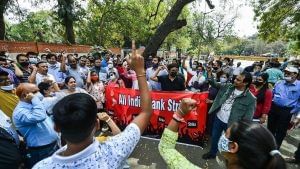 इस वजह से बैंकों के निजीकरण पर अटक गई सरकार की गाड़ी, जाने पूरा मामला