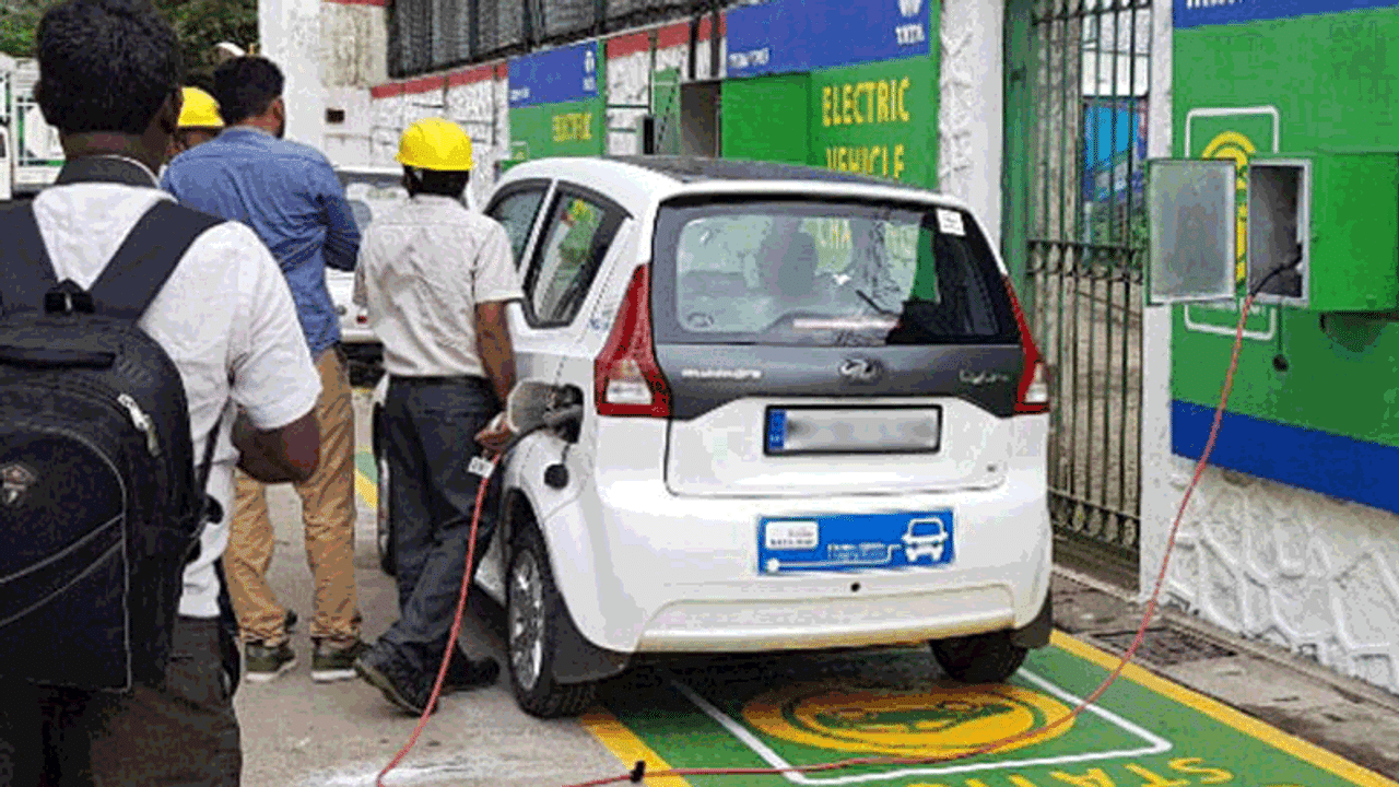 Electric Vehicle, EV Charging station, Delhi Goverment, 5% Charging Point, Malls, Hotels