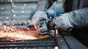 पिछले 11 महीनों में पहली बार मैन्युफैक्चरिंग में आई गिरावट