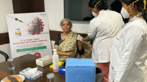 वित्त मंत्री निर्मला सीतारमण ने लगवाया कोविड-19 वैक्सीन का पहला डोज