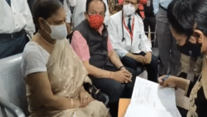 स्वास्थ्य मंत्री डॉ हर्ष वर्धन, उनकी पत्नी ने लगवाया कोविड-19 टीका, रवि शास्त्री ने भी लिया पहला डोज