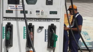 दूसरे दिन भी गिरे तेल के दामः पेट्रोल 21 पैसे और डीजल 20 पैसे सस्ता हुआ