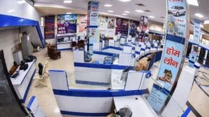 Bank Strike: हड़ताल से बैंकिंग सर्विसेस पर पड़ा असर, कैसे निपटाएं काम?