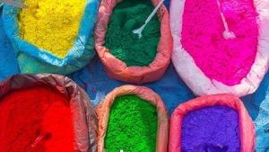 Holi: यहां अलग अंदाज में मनाया जाता है रंगों का उत्सव