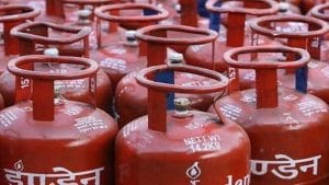 LPG Gas Cylinder: रसोई गैस की बुकिंग पर मिल रहा बंपर डिस्काउंट, ऐसे उठाएं फायदा