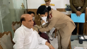 रक्षा मंत्री राजनाथ सिंह को भी लगा वैक्सीन का पहला डोज