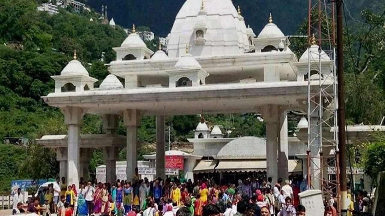 Mata Vaishno Devi, devotees, visiting mata vaishno devi, vaishno devi