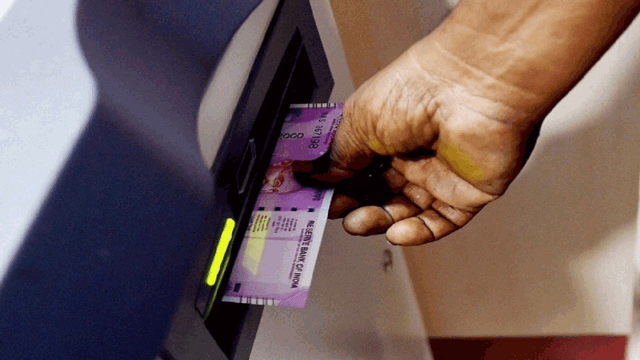 SBI's OTP based cash withdrawal is of great use, now the risk of fraud is over