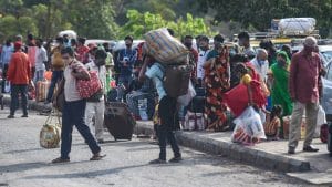 लॉकडाउन की आशंका के बीच मुंबई में लोकमान्य तिलक टर्मिनस रेलवे स्टेशन पर अचानक से बढ़ी भीड़