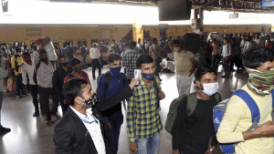 पटना: स्टेशन के बाहर सो रहे हैं महाराष्ट्र से लौटे प्रवासी, तस्वीरों में देखें राज्य का कोरोना अपडेट