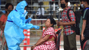 Corona Cases: कोविड संकट के दौर में पहली बार एक दिन में 2 लाख से ज्यादा नए मरीजे, 1038 की मौत