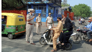 दिल्ली पुलिस ने वीकेंड लॉकडाउन पास के लिए हेल्पलाइन नंबर जारी किया, देखिए प्रतिबंध का हो रहा है कितना पालन