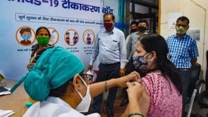 स्टेडियम, मूवी थिएटर के बाद अब शॉपिंग मॉल वैक्सीनेशन के लिए मुहैया कर रहे जगह