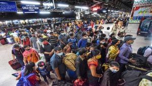 लॉकडाउन के डर से घर लौट रहे मजदूरों का थम नहीं रहा सिलसिला