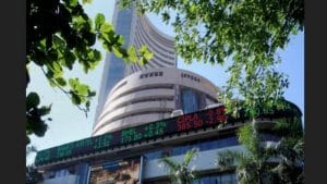 stock market today: बाजारों में आई तेजी, सेंसेक्स 300 और निफ्टी 119 अंक चढ़कर खुले