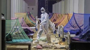 कोविड-19: एक दिन में सामने आए नए मामलों की संख्या 25 दिन में सबसे कम लेकिन रोजाना 4000 से ज्यादा मौत