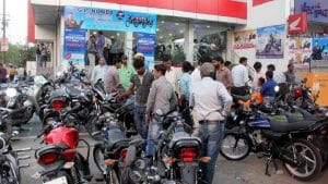 Two-wheeler to car sales: घरेलू बाजार में दोपहिया वाहनों की बिक्री में भारी गिरावट