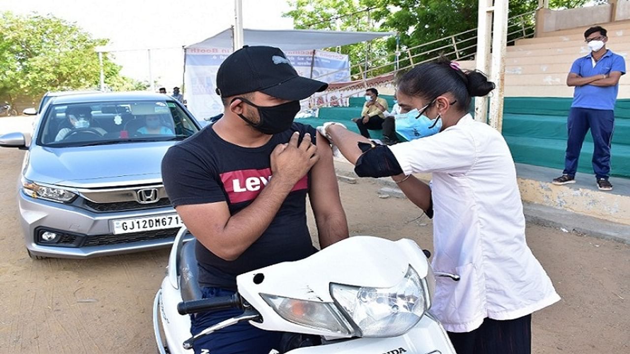 Drive Through Vaccination, CORONA, COVID, GUJRAT, BHUJ, KUTCH, RD VARSANI SCHOOL, VACCINATION, PANDEMIC, VACCINATION IN VEHICLE