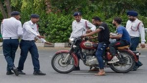 चप्पल पहनकर टू-व्हीलर चलाना है जुर्म, जानिए कितना लगता है जुर्माना