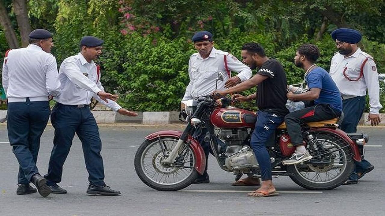 two wheeler, chappal, penalty, nitin gadkari, motor vehicle act