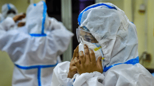 कोरोना का खतरा फिर बढ़ा, 55 दिनों के बाद ठीक होने वालों से ज्यादा नए मरीज