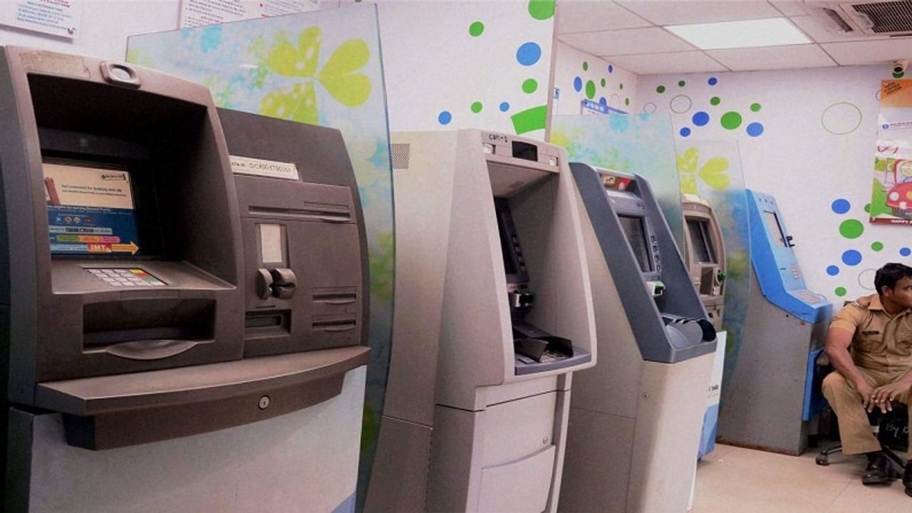 इन 2 बैंकों के ATM से बिना डेबिट कार्ड के निकाल सकते हैं पैसे