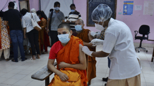 फिर बढ़े कोरोना मामले, एक दिन में 43,733 नए मरीज और 930 लोगों की मौत