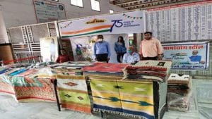 सफर करते हुए इन रेलवे स्टेशनों पर करें खरीदारी, खादी और ग्रामोद्योग आयोग ने लगाए स्टॉल