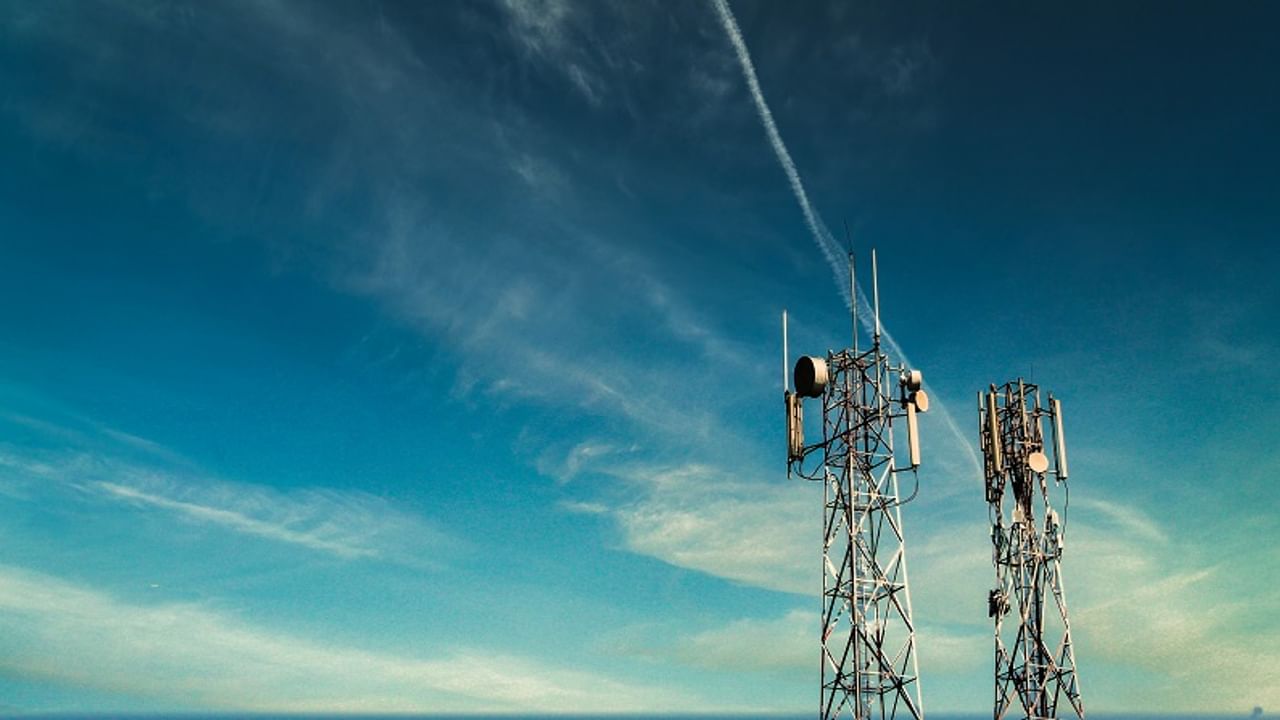 mobile network towers -unsplash