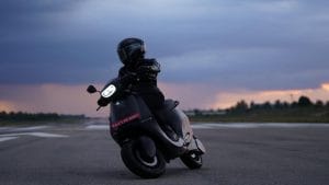 ओला का इलेक्ट्रिक स्कूटर हुआ लॉन्च, 1 लाख रुपये से कम है कीमत