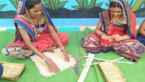 भाइयों की कलाई पर सजेगी बम्बू से बनी राखी