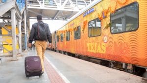 निजी ट्रेनें चलाने पर पीछे हटी सरकार, 30000 करोड़ का टेंडर वापस लिया