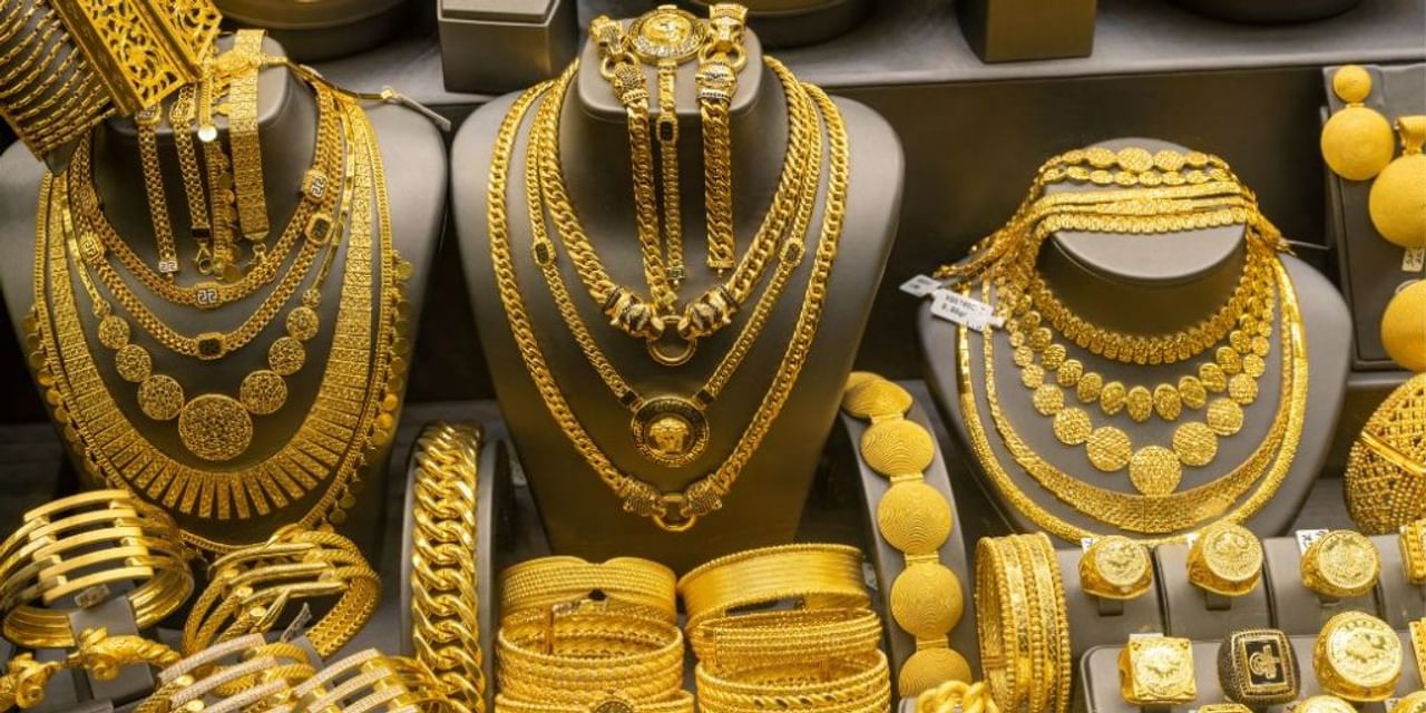 900 रुपए सस्ता हुआ सोना, चांदी में भी नरमी