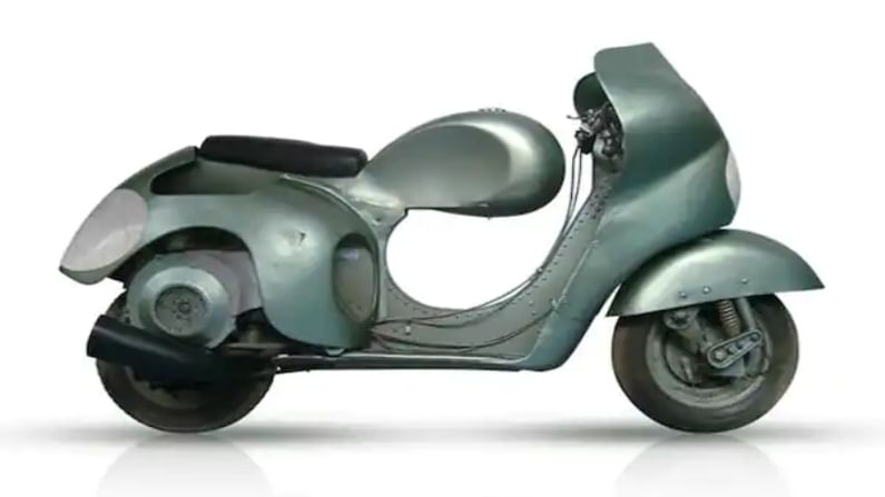 1949 Vespa 125 – The 98’s successor Vespa 125 was to Vespa 125 Corsa "alloy frame" (1949): In 1949 Vespa was first built with a race chassis which was made from the same aluminium alloy used for the construction of aircraft. the front suspension arm plus an engine cover that lifted upwards for easier access. 