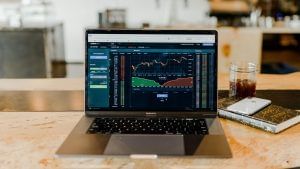 Research agency detects slowest pace of decline in economic activity in past two months