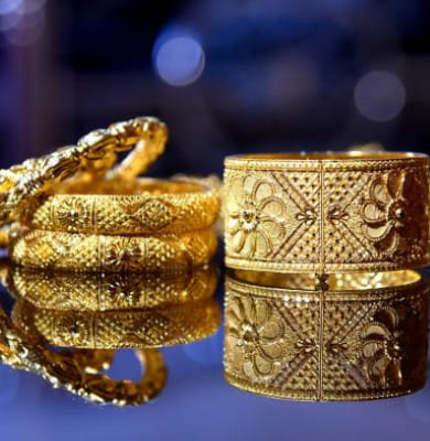 Should you invest in Gold when stock market is falling?