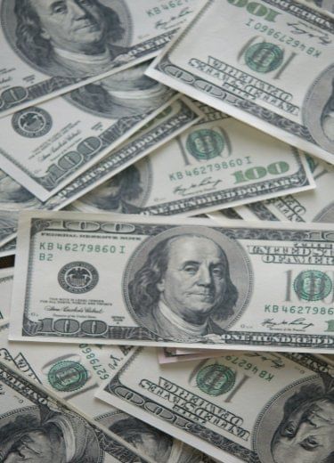 रुपया तीन पैसे की बढ़त के साथ 85.70 प्रति डॉलर पर बंद